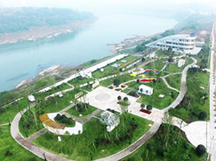 廣安市鄰水縣污水處理站，廣安市政協(xié)人資環(huán)委帶領(lǐng)鄰水縣政協(xié)與縣住建局相關(guān)負(fù)責(zé)人，到鄰水縣各鄉(xiāng)鎮(zhèn)專項督導(dǎo)污水處理廠（站）建設(shè)與運行情況